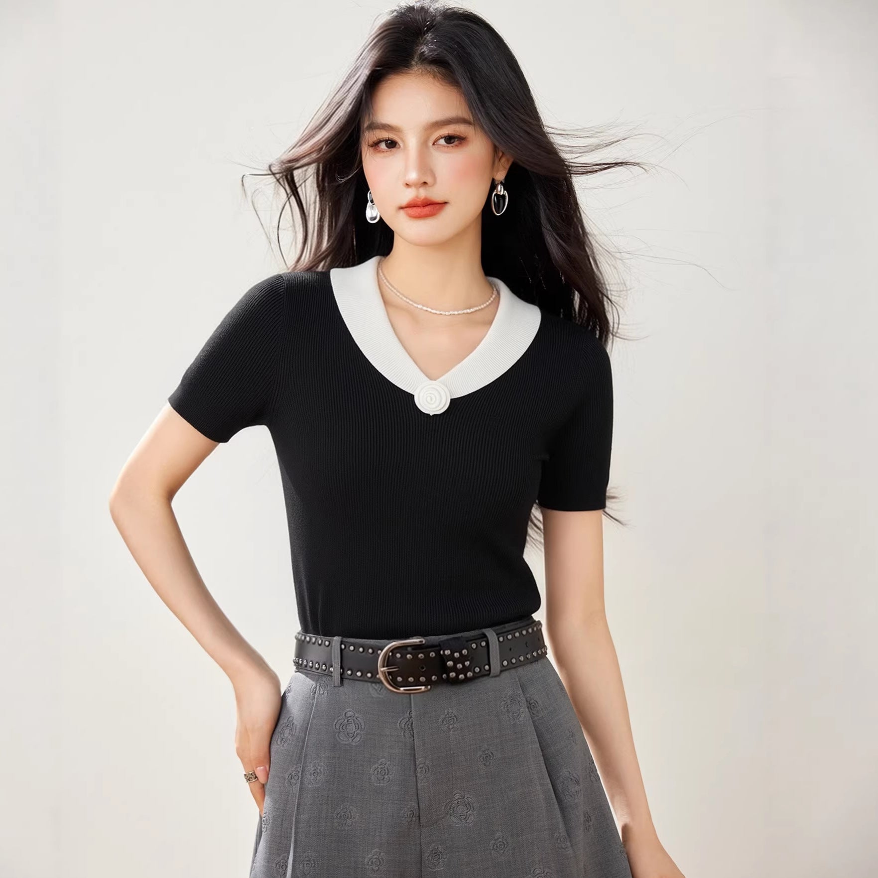 Color-blocked V-neck short sleeve knitted top for women, stylish and slimming short fit, perfect for summer