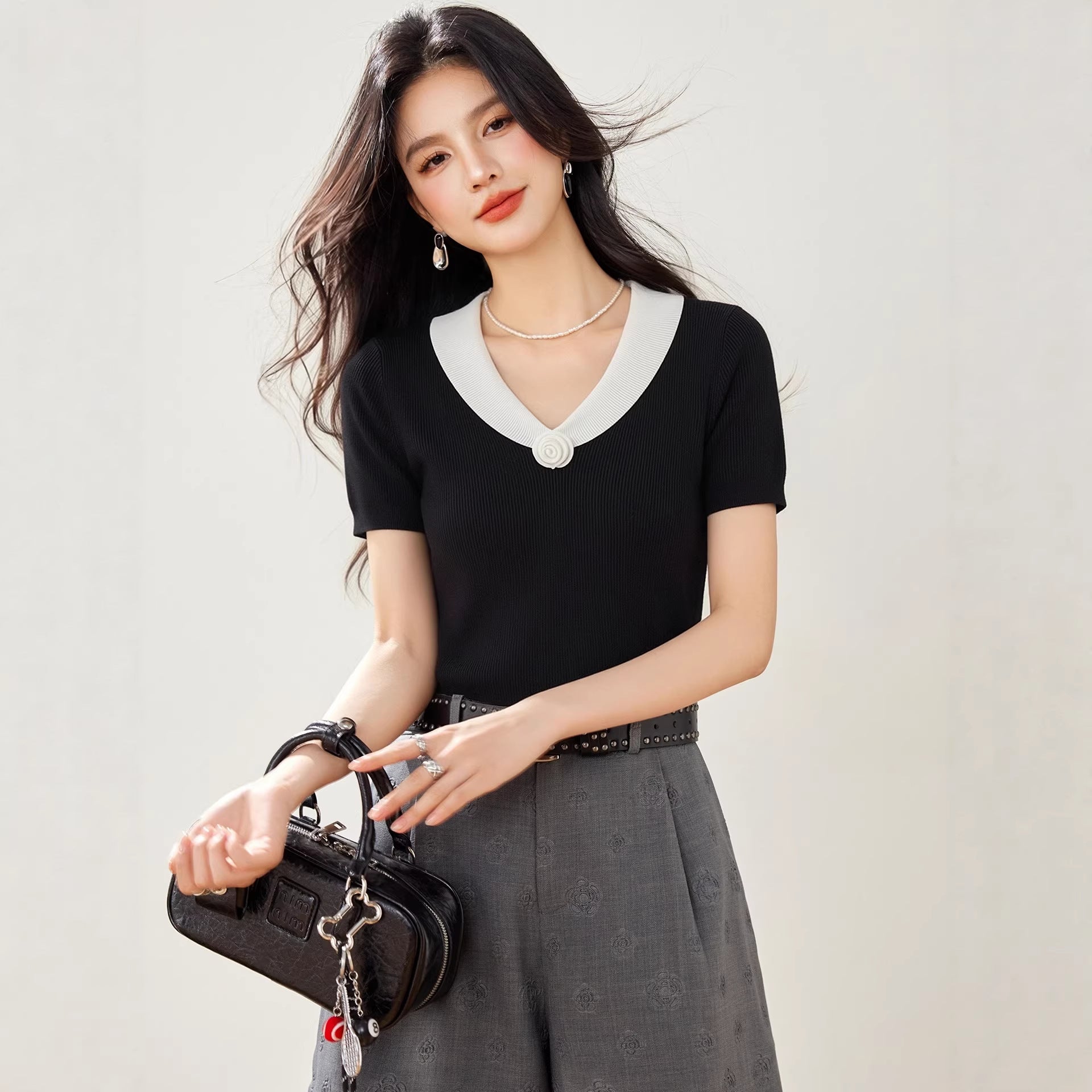 Color-blocked V-neck short sleeve knitted top for women, stylish and slimming short fit, perfect for summer